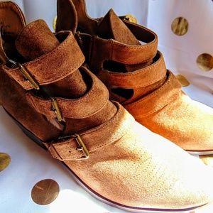 NWT Universal Thread Women’s Triple Buckle bootie